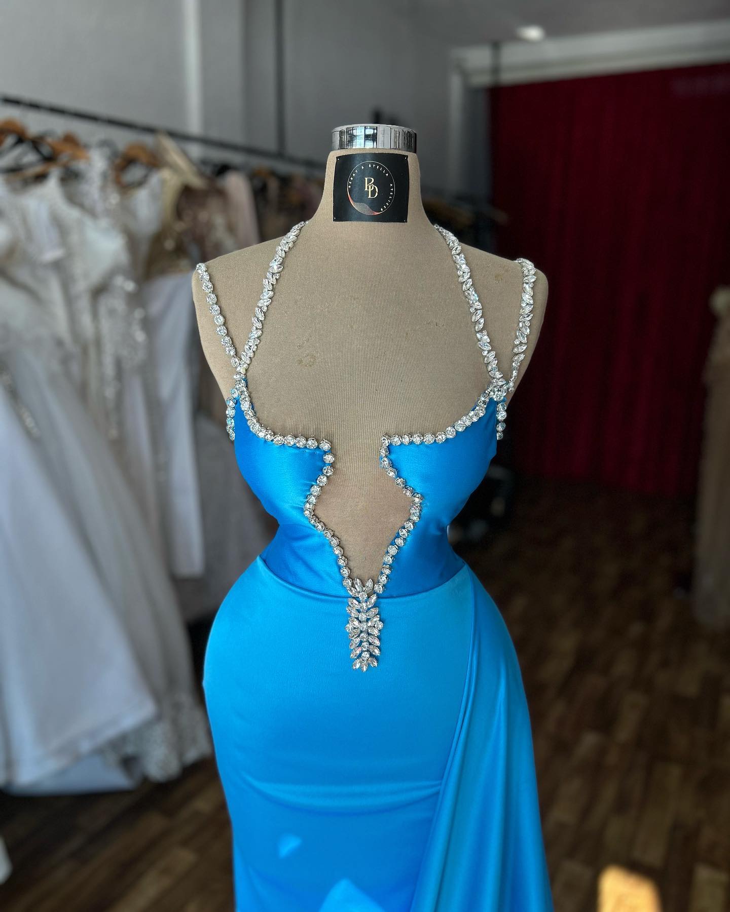 Hermosos vestidos de fiesta de satén con volantes, sin mangas y tirantes finos en forma de columna