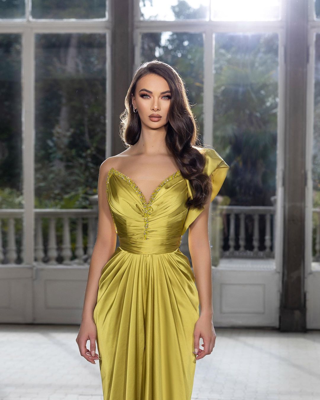 Wunderschönes bodenlanges One-Shoulder-Ballkleid mit Perlenbesatz und Plissee