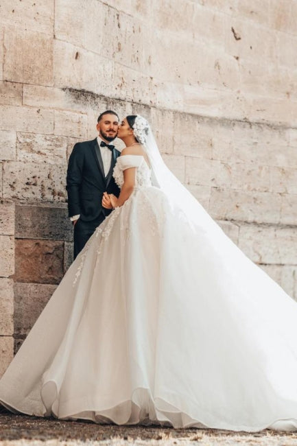 Wunderschönes langes schulterfreies ärmelloses A-Linien-Brautkleid mit Spitze