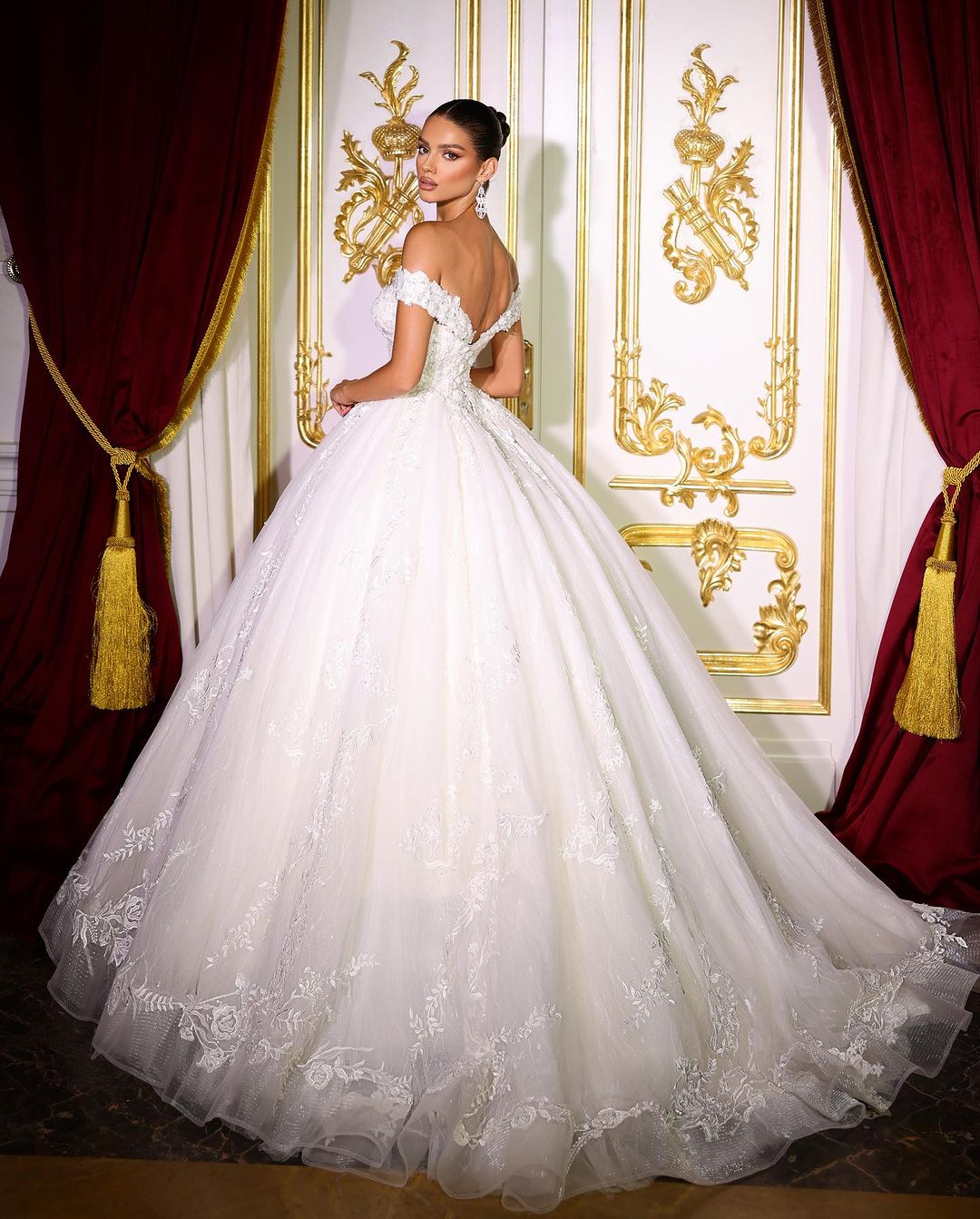 Wunderschönes langes A-Linien-Brautkleid mit schulterfreiem V-Ausschnitt und Applikationen