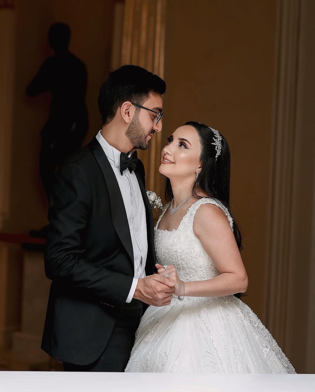 Hermoso vestido de novia largo color marfil, corte A, sin mangas, con cuentas y encaje