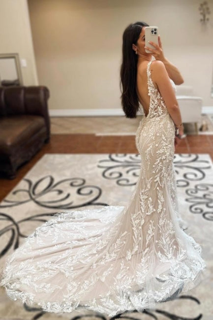 Hermoso vestido de novia largo color marfil con escote en V, sin mangas, de encaje y espalda descubierta.