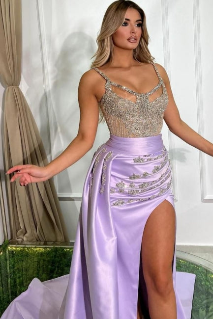 Hermoso vestido de fiesta largo color lila con escote sirena, sin mangas y joya, con cola