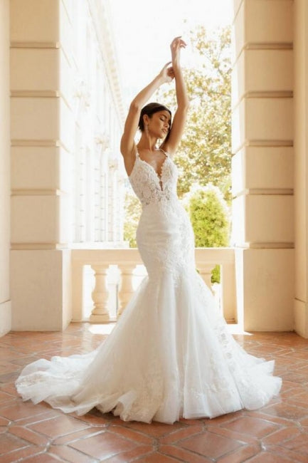 Hermosos vestidos de novia largos de sirena con escote en V y tirantes finos con encaje