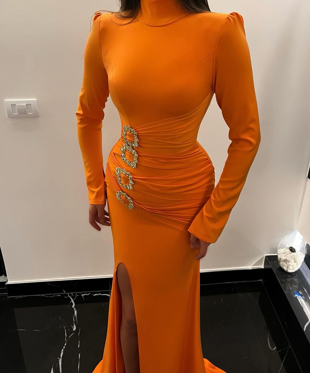Hermoso vestido de fiesta largo de sirena naranja con cuello alto, satén y mangas largas con abertura