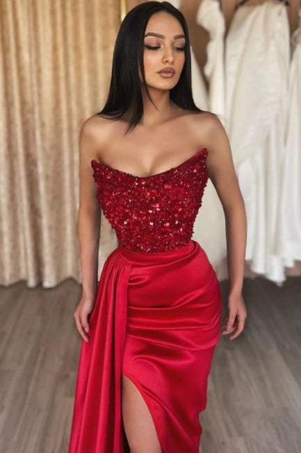 Hermoso vestido de fiesta largo de sirena de satén con lentejuelas rojas, sin tirantes y abertura
