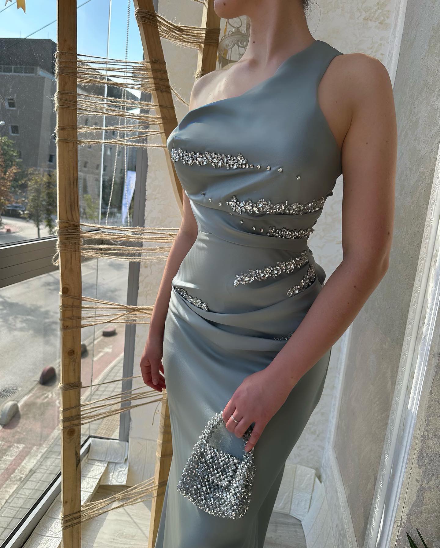 Hermoso vestido de fiesta largo plateado de sirena sin mangas con diamantes de imitación