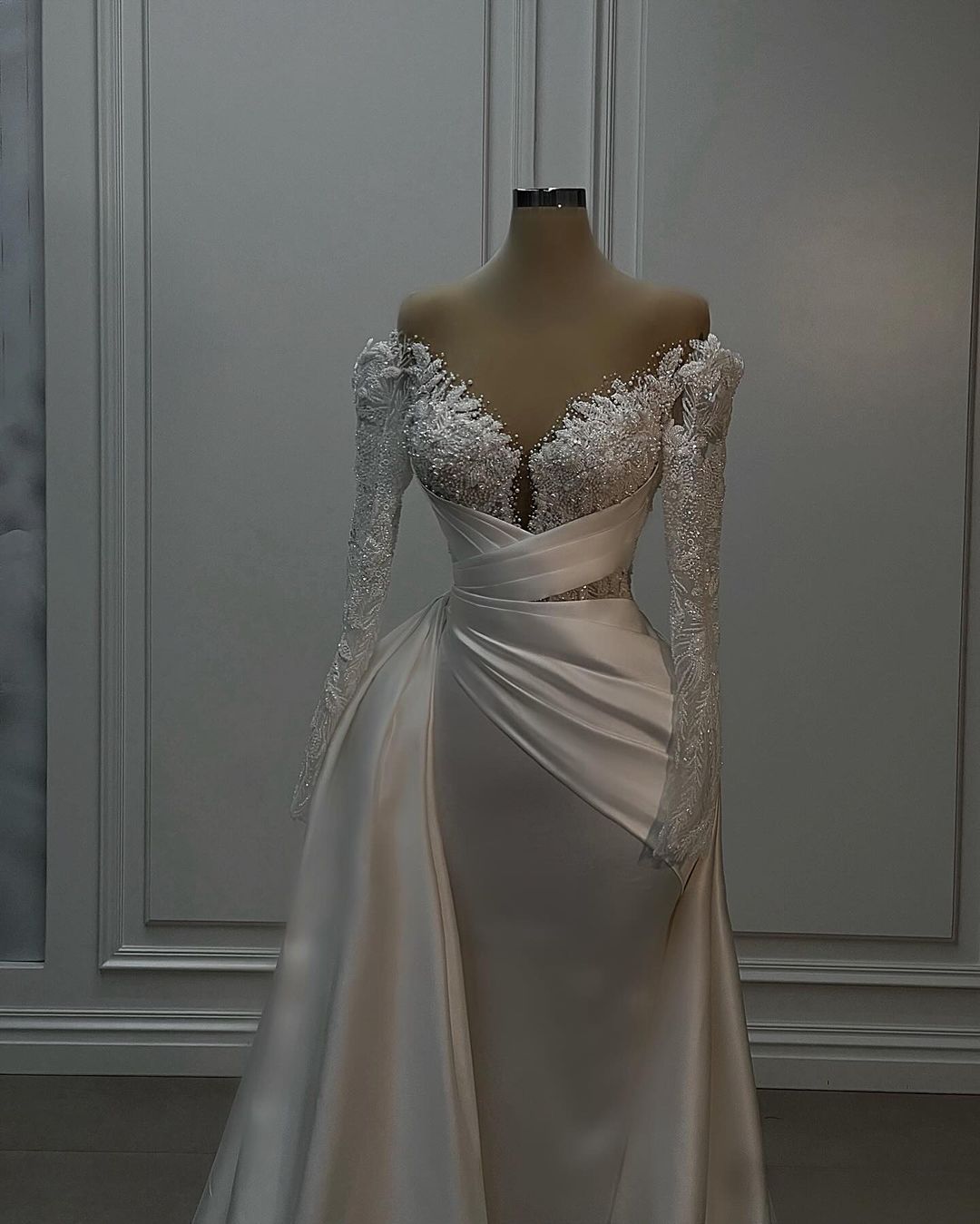 Wunderschönes langes weißes A-Linien-Brautkleid aus Spitzensatin mit langen Ärmeln