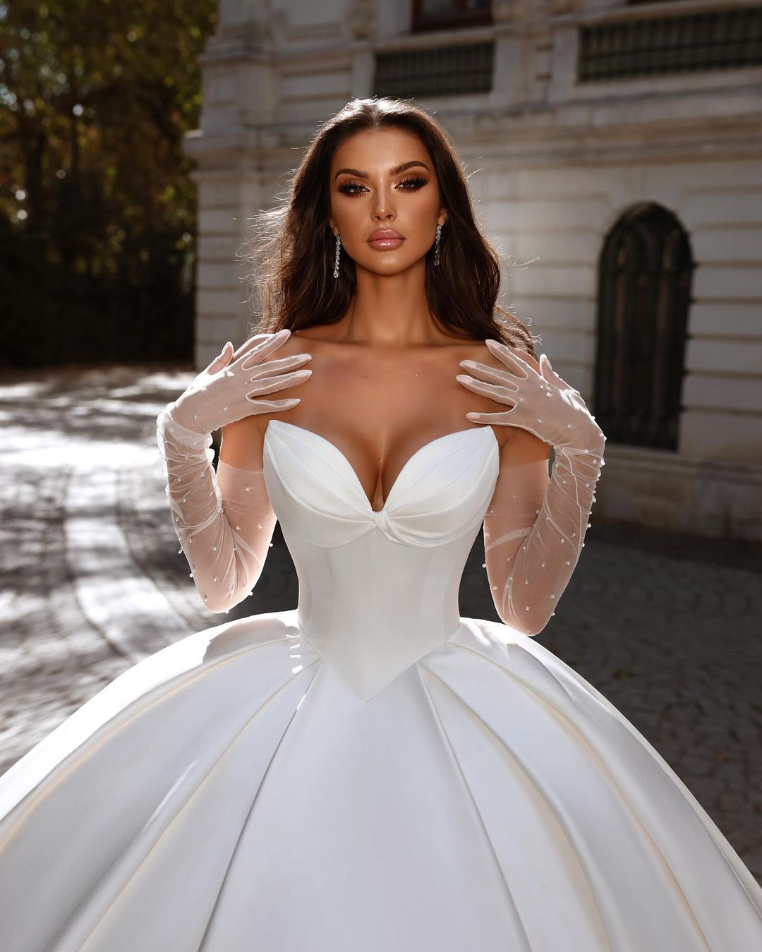Wunderschönes langes weißes A-Linien-Ballkleid aus Satin ohne Ärmel