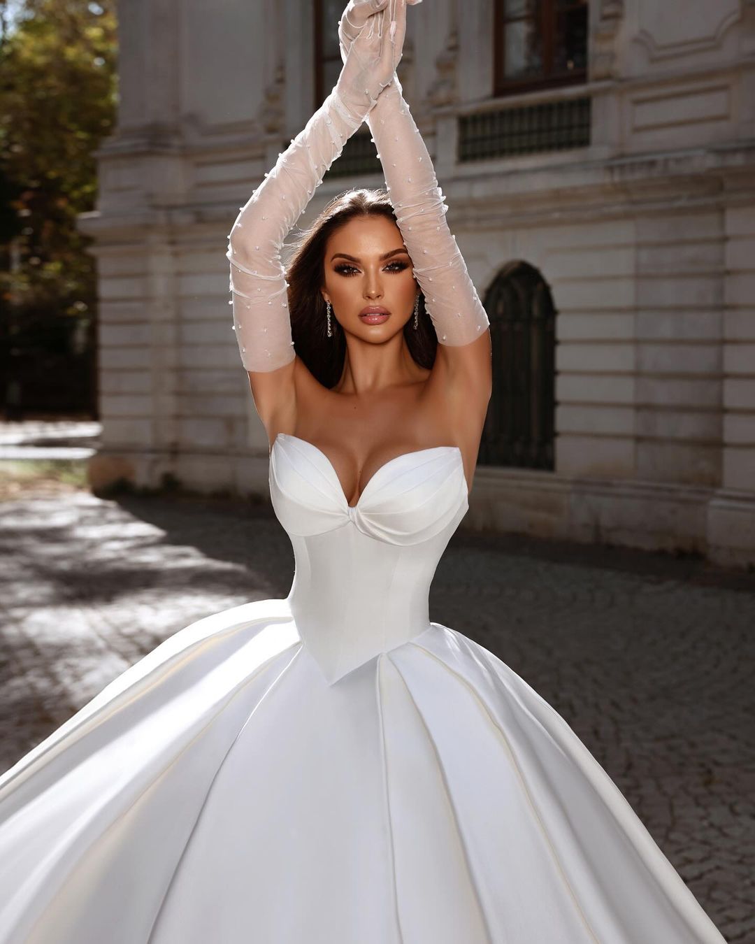 Wunderschönes langes weißes A-Linien-Ballkleid aus Satin ohne Ärmel