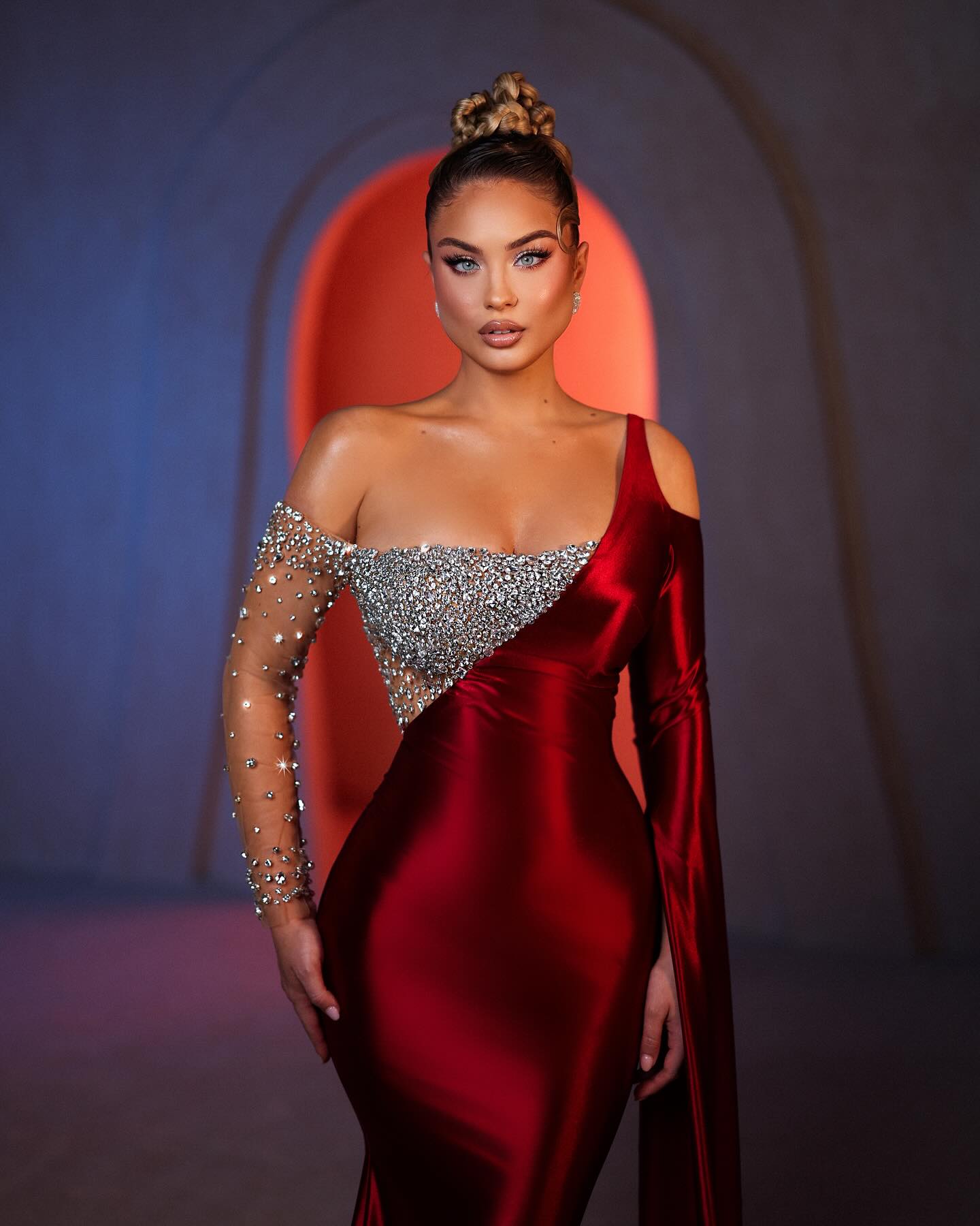 Hermosos vestidos de fiesta de sirena con un solo hombro, manga larga, satén y gasa con diamantes de imitación