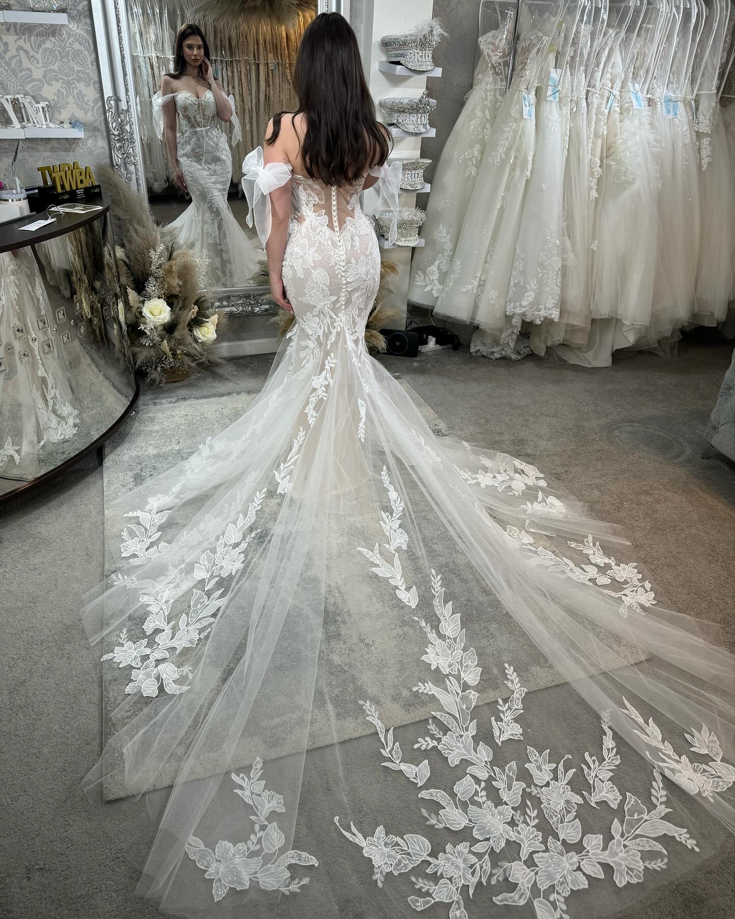 Hermosos vestidos de novia de tul con apliques y encaje de sirena sin mangas con escote corazón