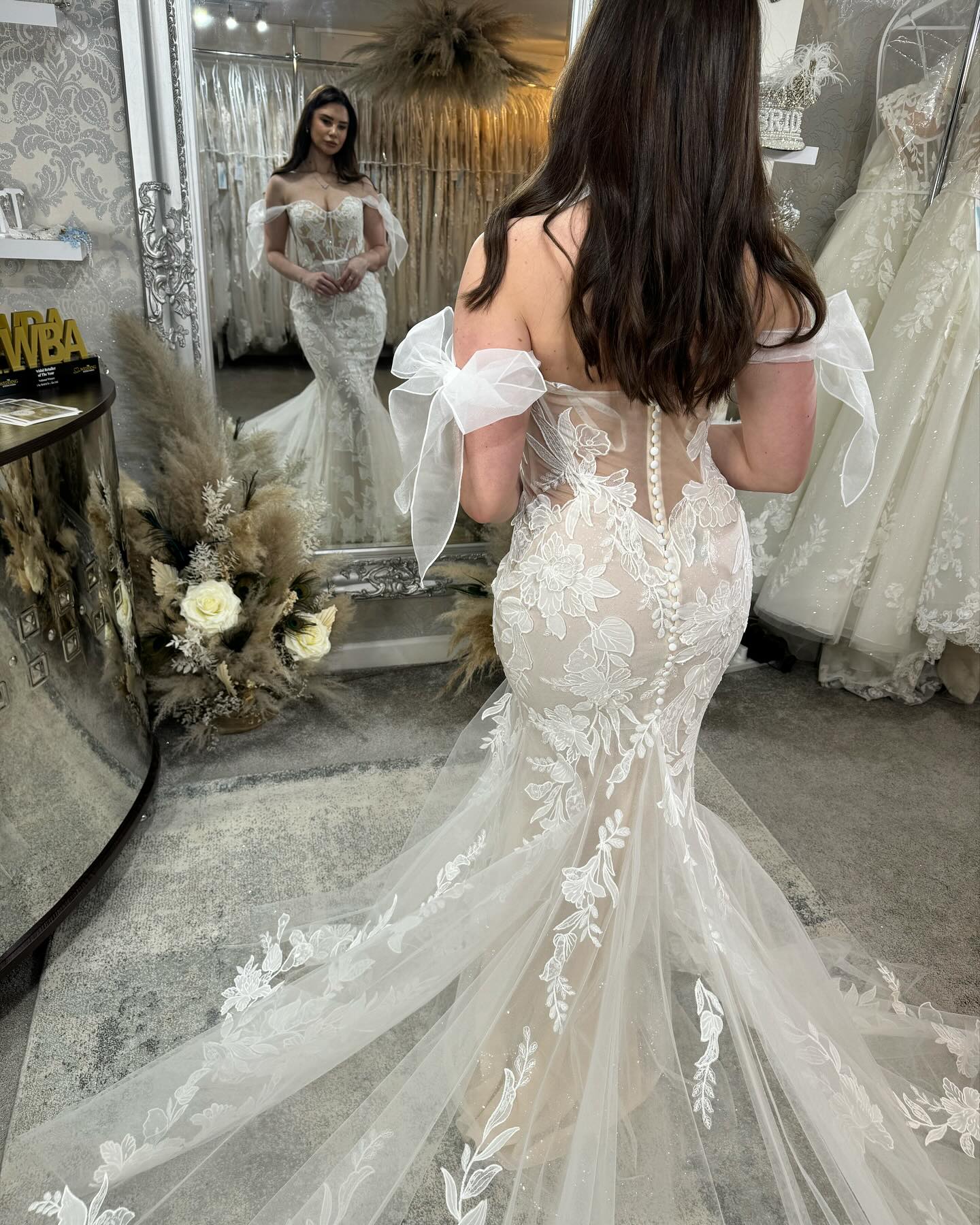 Hermosos vestidos de novia de tul con apliques y encaje de sirena sin mangas con escote corazón