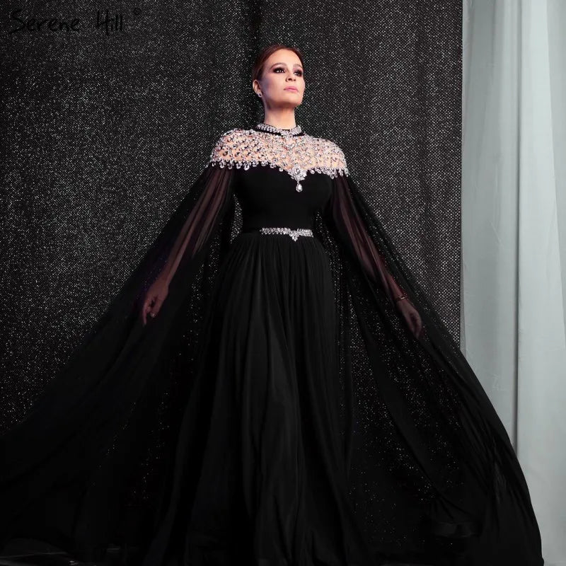 Schwarzes Abendkleid aus Chiffon mit Flügelärmeln und hohem Halsausschnitt im Dubai-Design 2025 LA60718