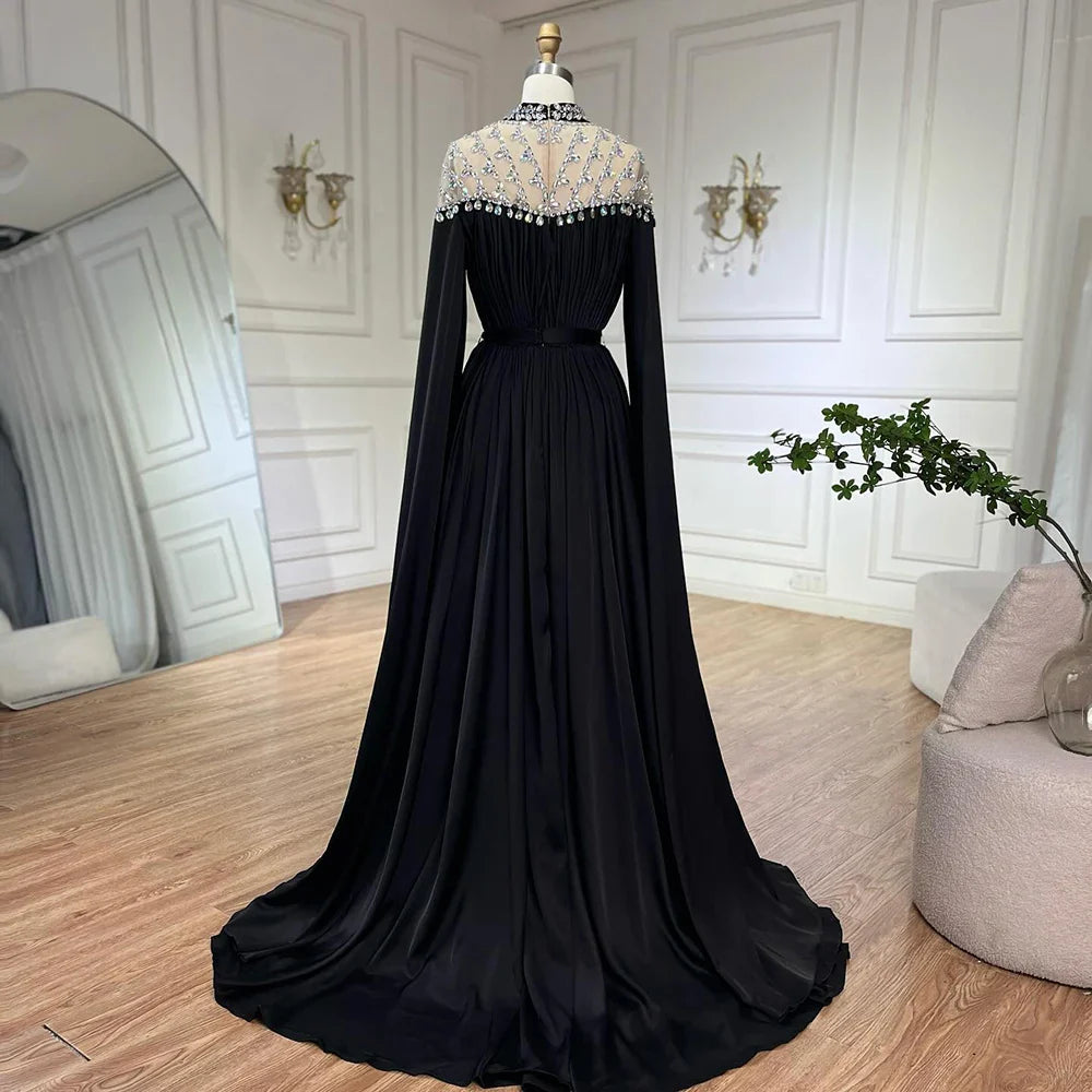 Schwarzes Abendkleid aus Chiffon mit Flügelärmeln und hohem Halsausschnitt im Dubai-Design 2025 LA60718