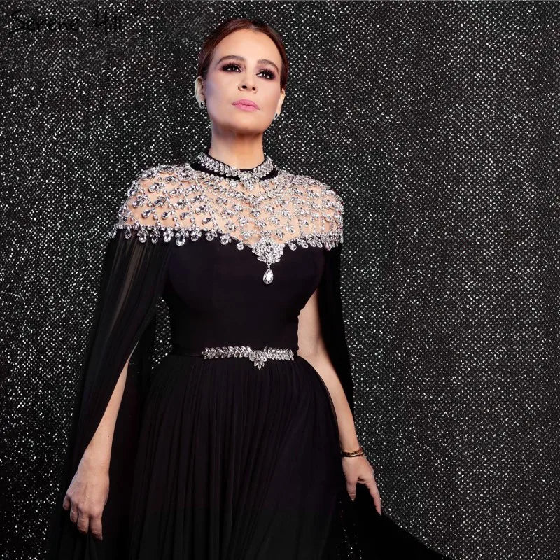 Schwarzes Abendkleid aus Chiffon mit Flügelärmeln und hohem Halsausschnitt im Dubai-Design 2025 LA60718