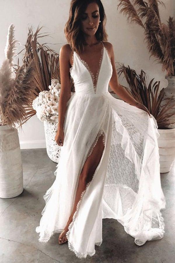Vestido de novia bohemio de corte A con escote en V, encaje y abertura con apliques WD560