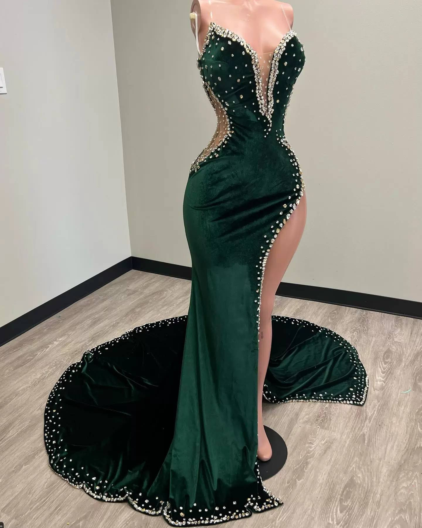 Vestido de fiesta sexy de terciopelo verde sin tirantes para mujer, vestido de noche largo con abertura personalizado Y1422