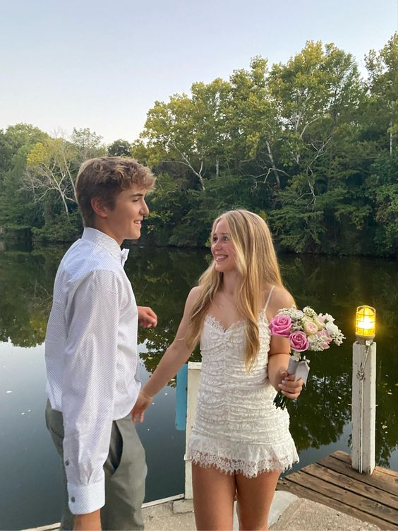 Weißes Homecoming-Kleid mit Spaghettiträgern und Spitze für Damen Y4078