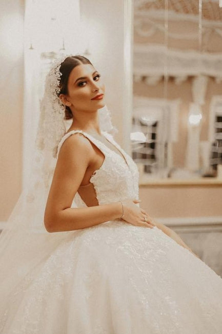 Vestido de novia largo hasta el suelo con mangas cortas color marfil