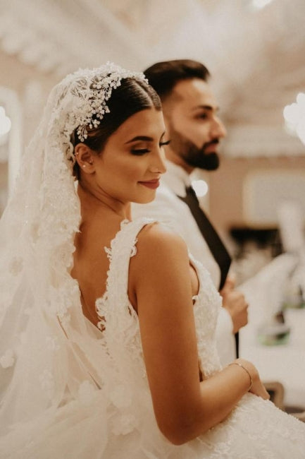 Vestido de novia largo hasta el suelo con mangas cortas color marfil