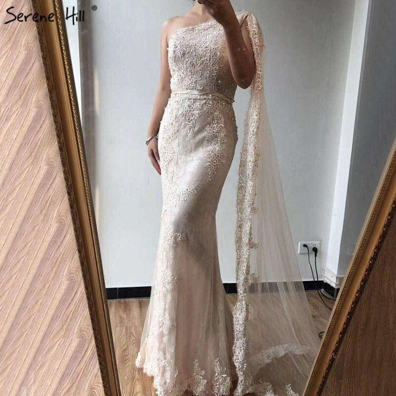 Vestido de noche sexy de sirena con un solo hombro color champán, sin mangas, con encaje y perlas, vestido formal 2025 LA70181