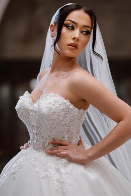 Encantador vestido de novia de encaje hasta el suelo, sin mangas, con escote en forma de corazón y apliques
