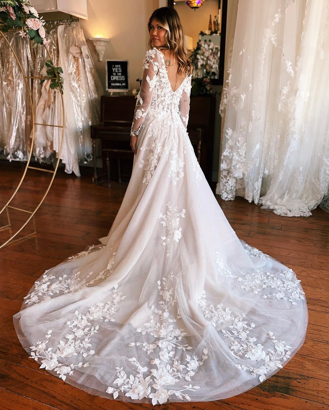 Vestido de novia encantador de corte A largo con apliques, mangas largas y cola
