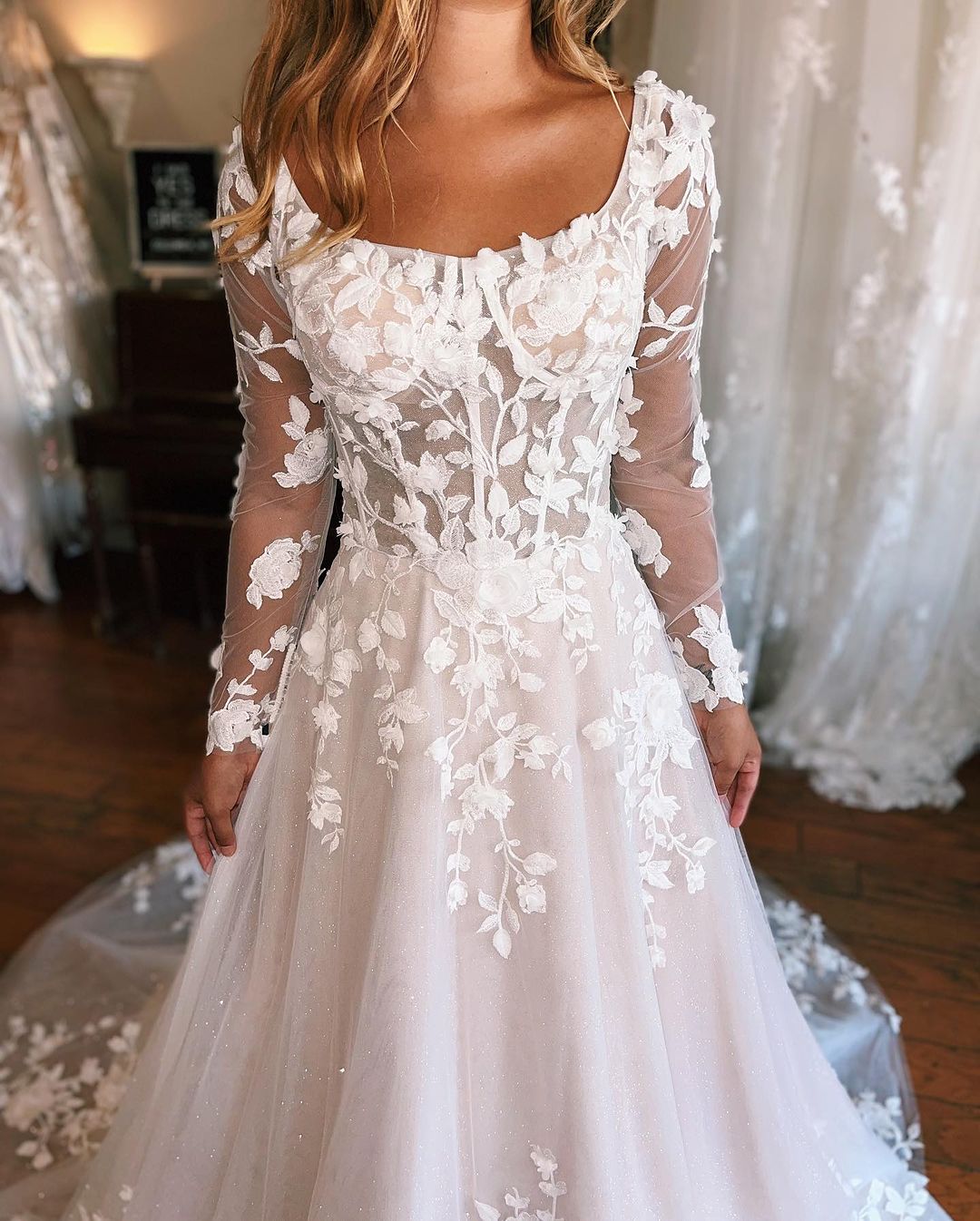 Vestido de novia encantador de corte A largo con apliques, mangas largas y cola