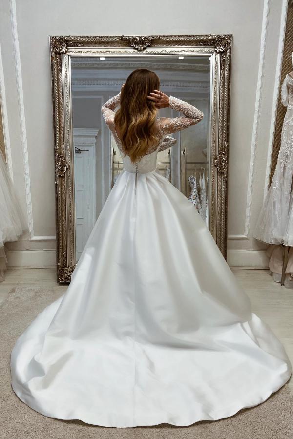 Encantadores vestidos de novia largos de satén blanco con abertura en forma de A y mangas largas