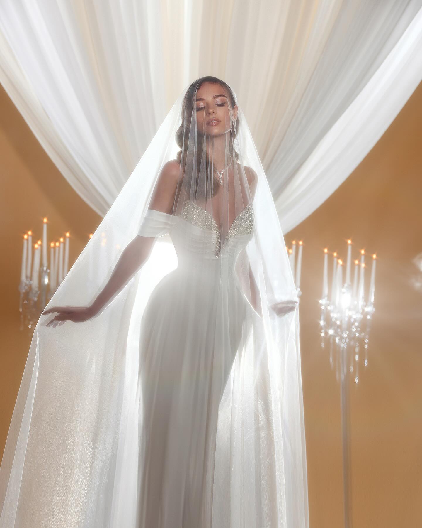 Encantadores vestidos de novia de satén con volantes, sin mangas y hombros descubiertos.