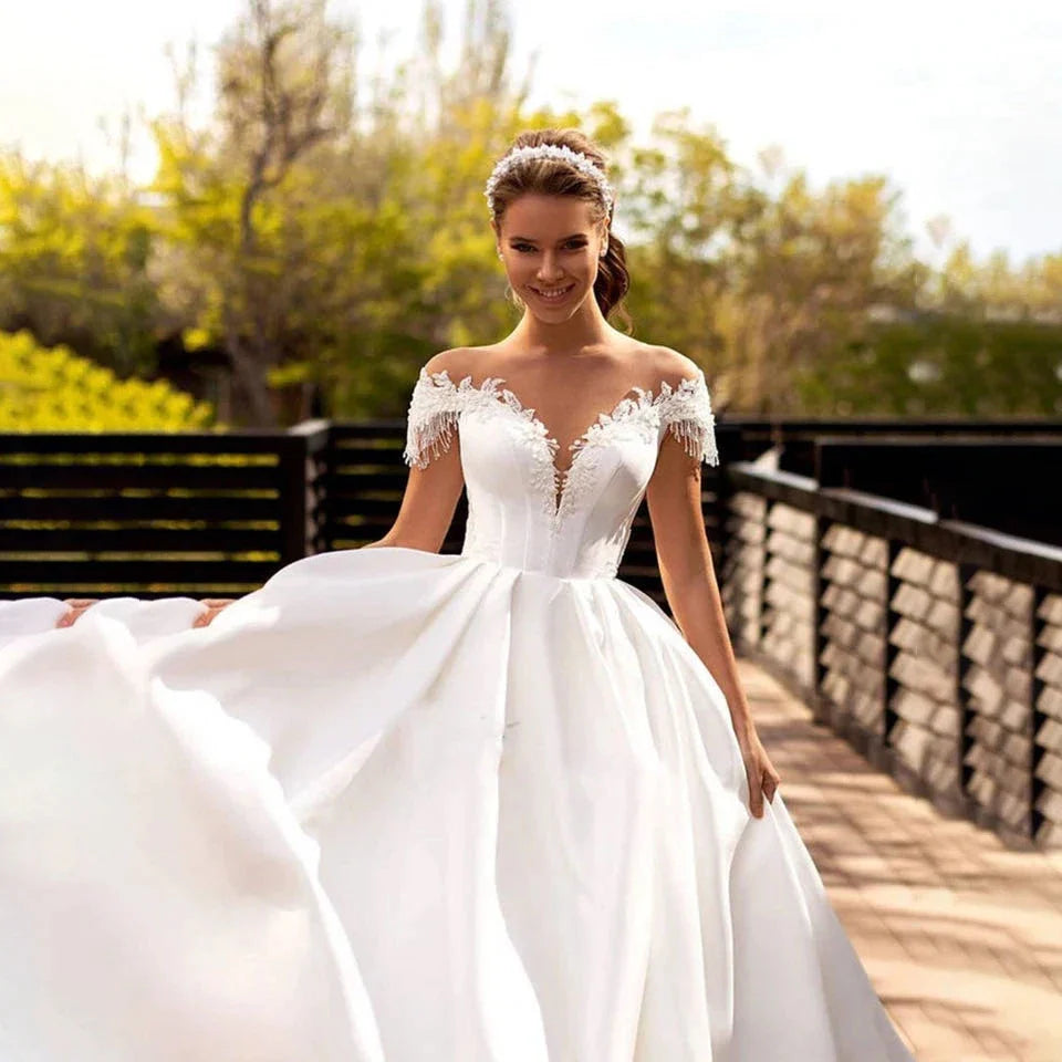 Custom Made Princess Wedding Dress A Line Beaded Lace Appliques Bride Dresses Illusion Back Party Dress Long Train Wedding Gowns-payinti
