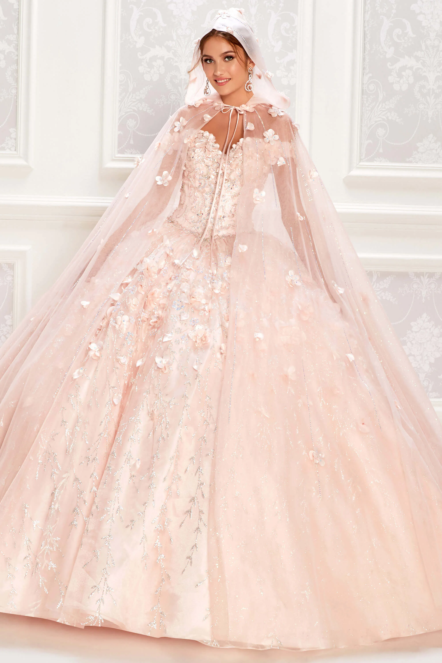 Vestido de quinceañera con escote corazón, hombros descubiertos, color verde esmeralda, con flores y cuentas hechas a mano, Y293