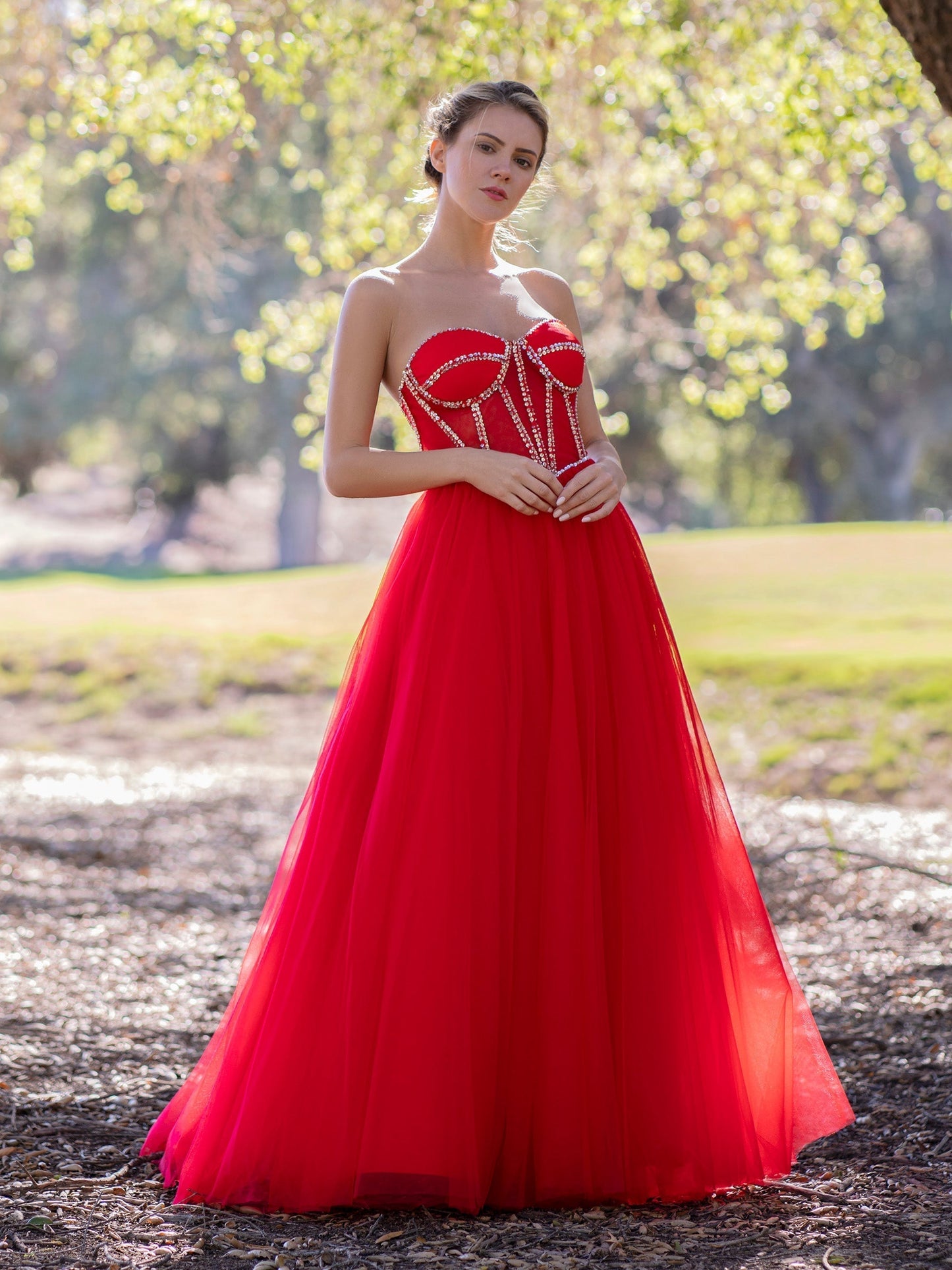 A-Linien-Ballkleid in Rot ohne Träger mit Perlenbesatz