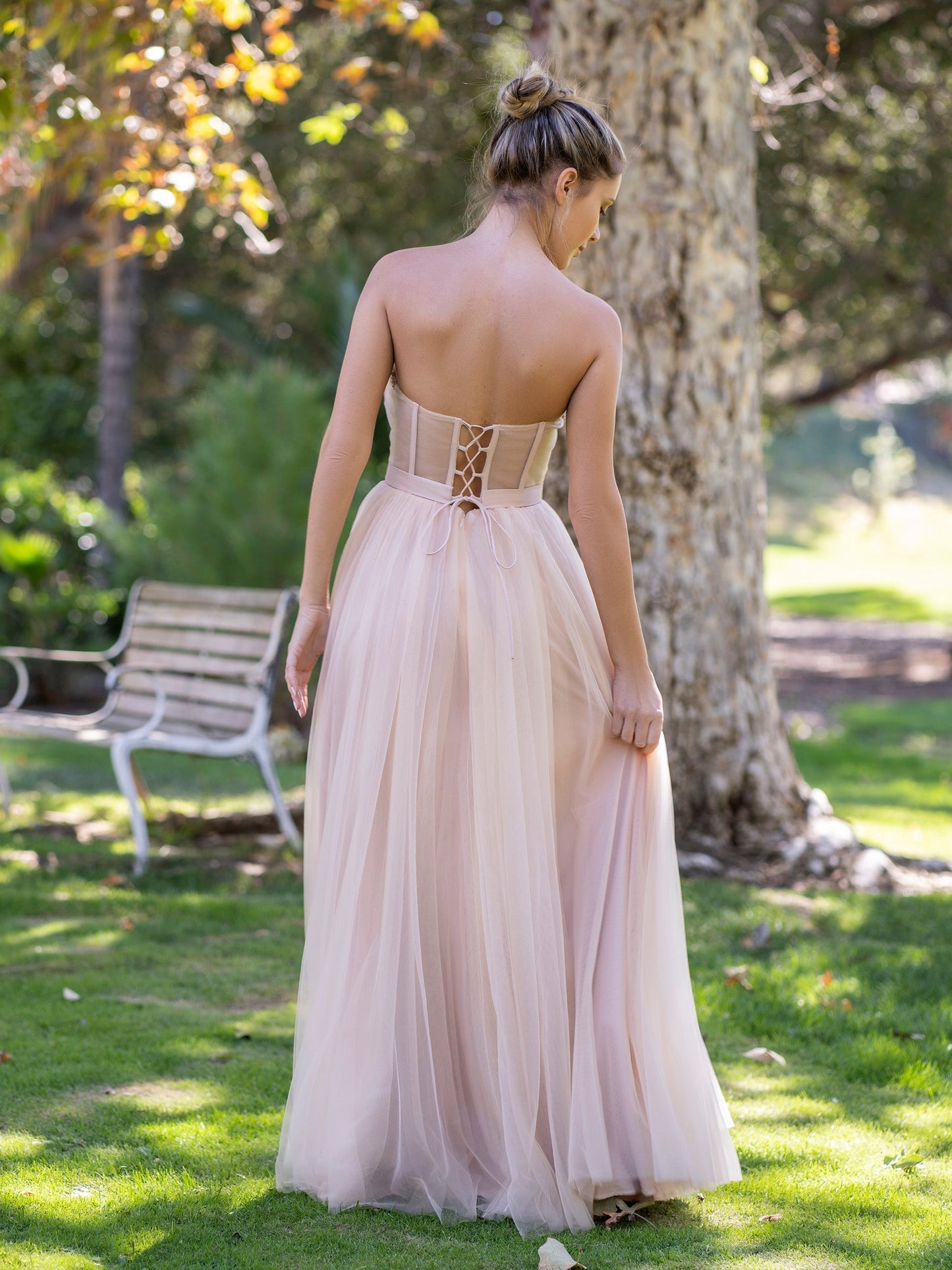 Trägerloses A-Linien-Ballkleid mit Applikationen