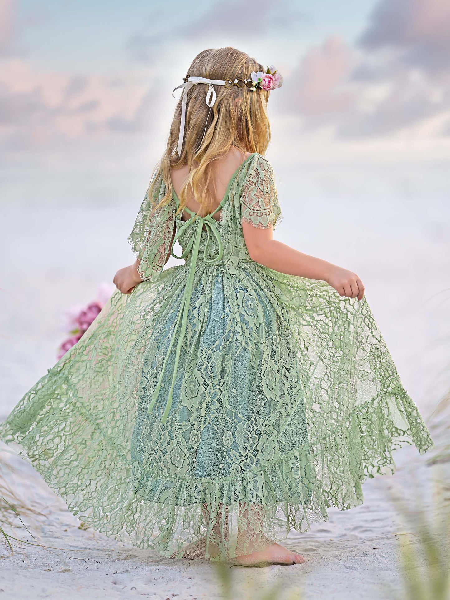 Vestido bohemio playero de encaje verde salvia con flores