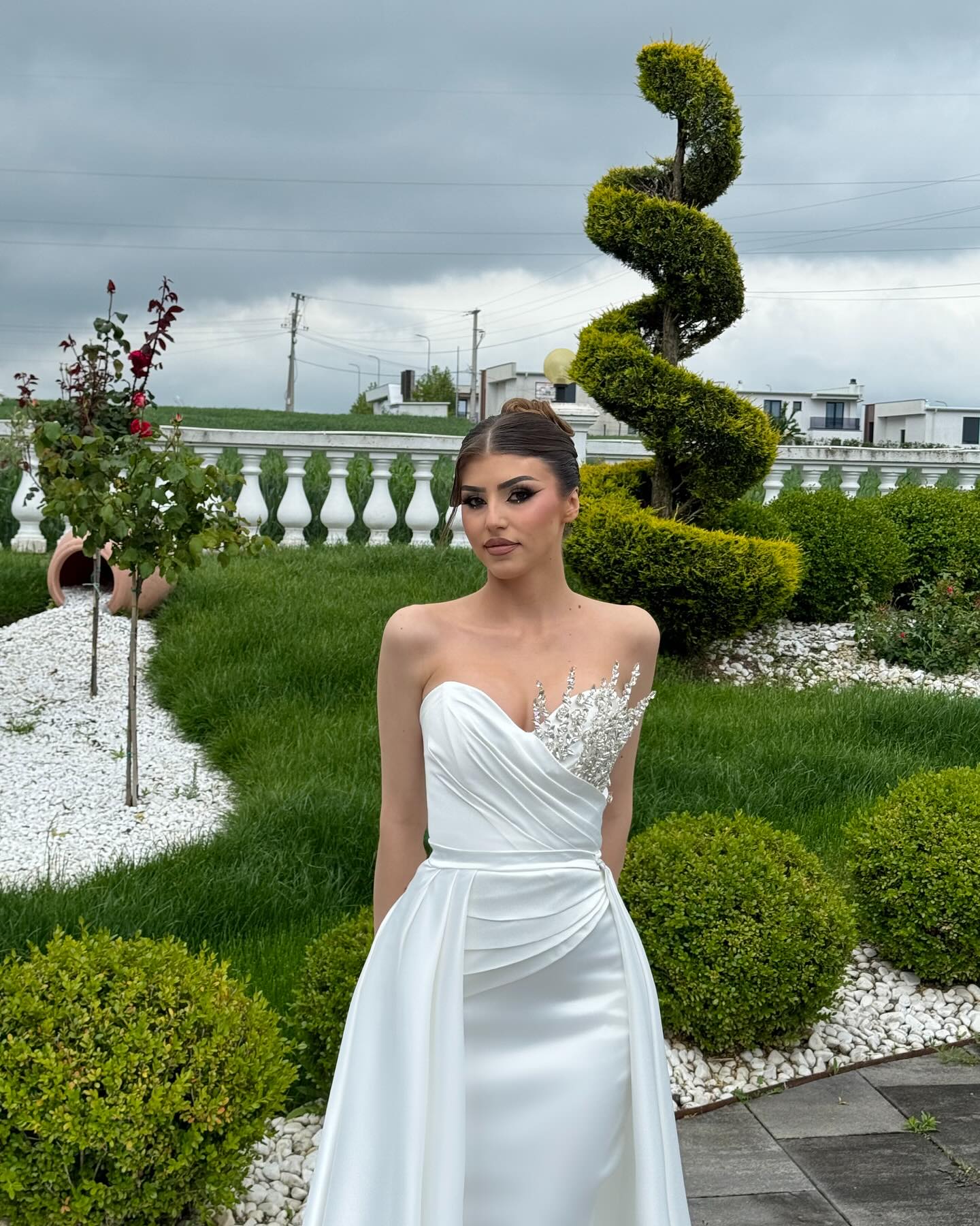 Vestido de novia blanco de satén con pedrería, sin mangas y corte en A, de diseñador