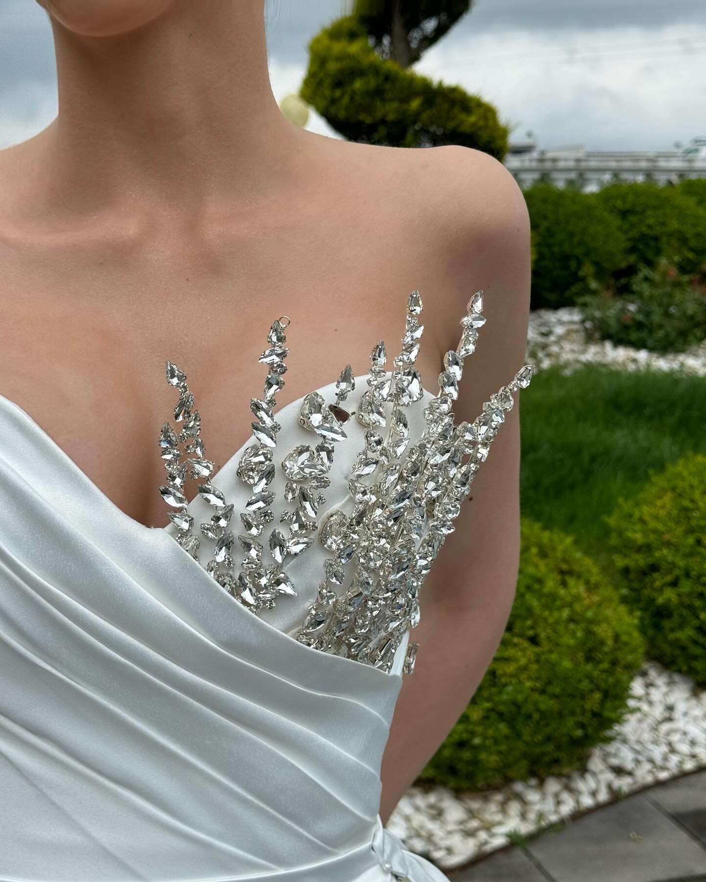Vestido de novia blanco de satén con pedrería, sin mangas y corte en A, de diseñador