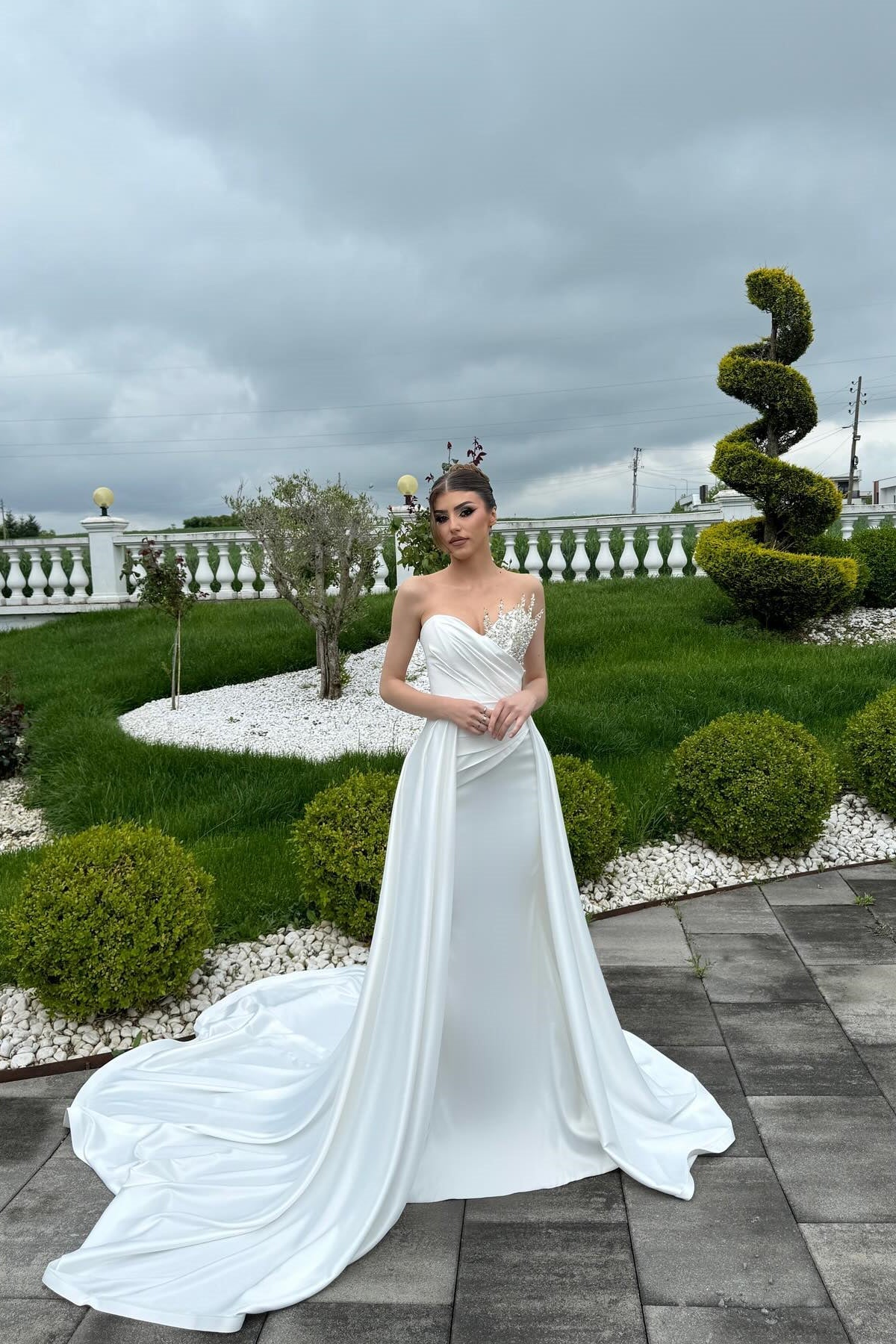 Vestido de novia blanco de satén con pedrería, sin mangas y corte en A, de diseñador