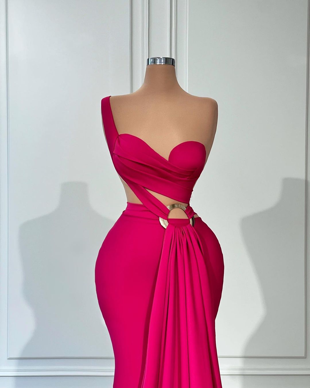 Vestido de fiesta de satén sin mangas con un hombro al descubierto y corte sirena de diseñador