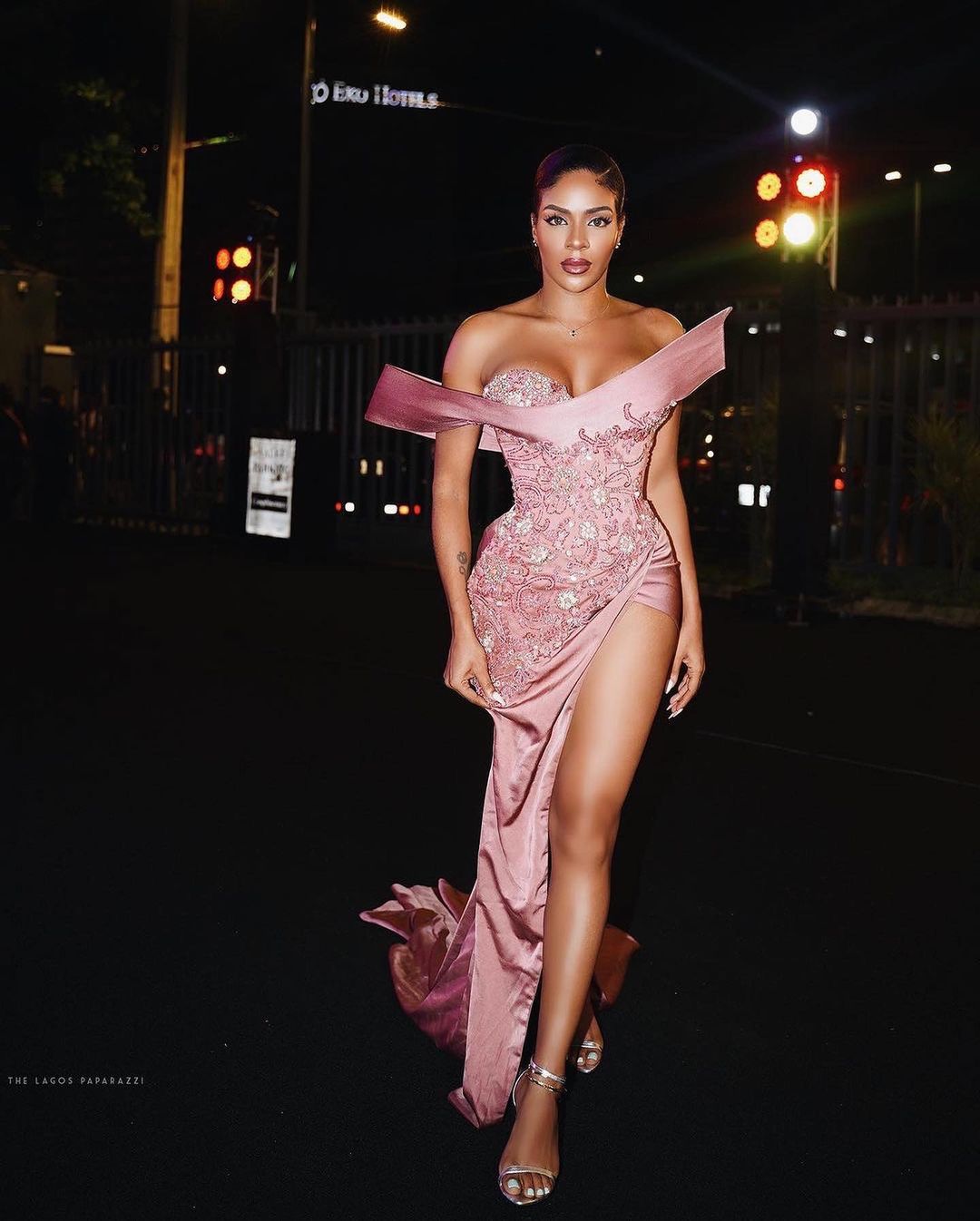 Vestido de fiesta largo de sirena rosa de diseñador, sexy, sin mangas, con cuentas y abertura