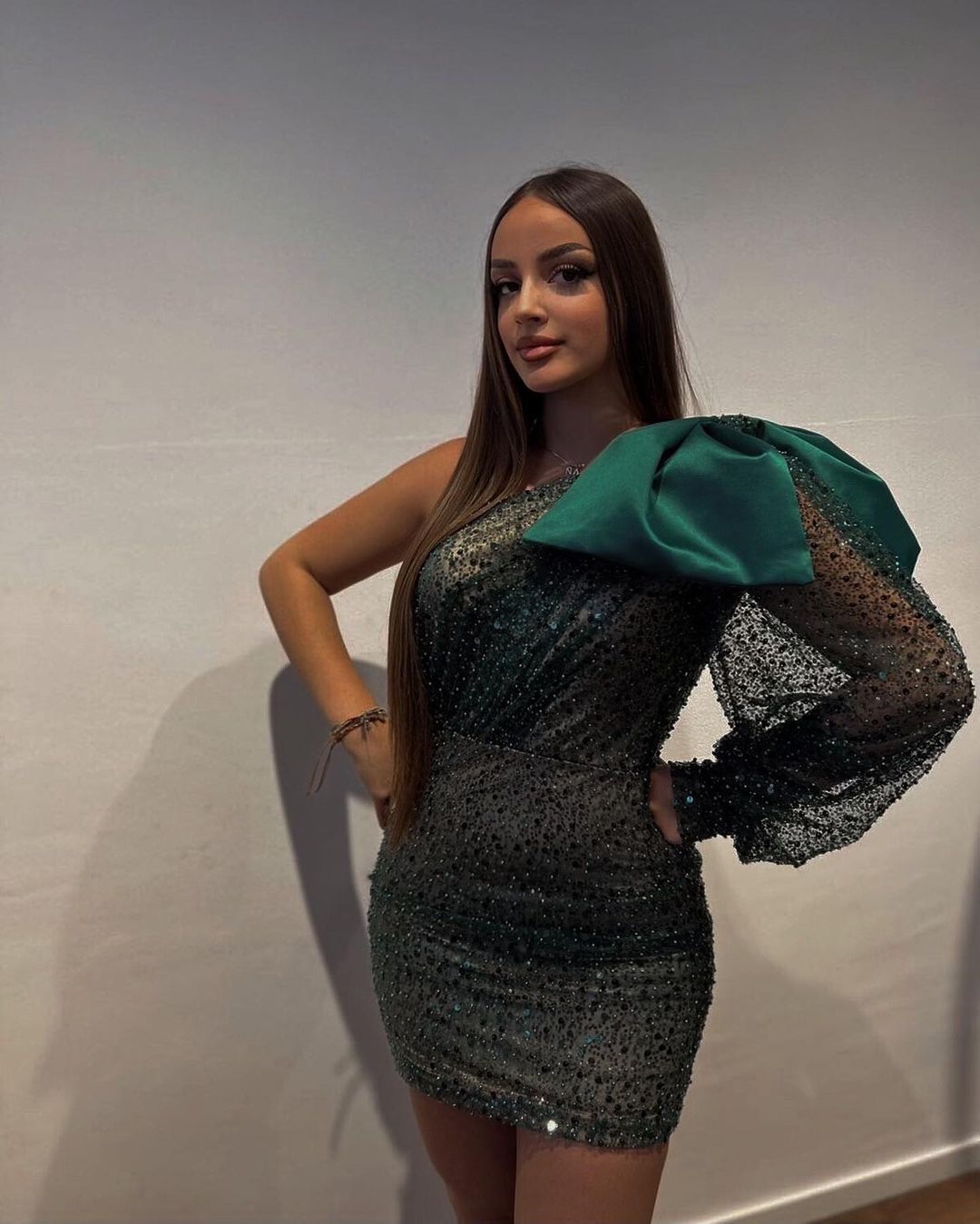 Vestido de fiesta ajustado de manga larga con lentejuelas y un hombro corto de diseñador