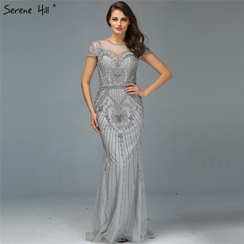 Vestido de noche estilo sirena gris de Dubái con escote redondo, cuentas y diamantes, de lujo, manga corta, formal, 2025, LA70152