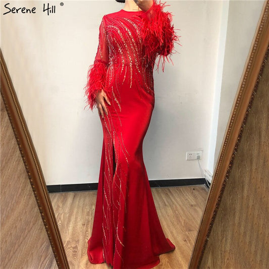 En oferta, sin devolución ni reembolso. Vestido de noche estilo sirena con cuello redondo, lentejuelas y cuentas en rojo de Dubái, plumas y mangas largas, 2025 LA70379.