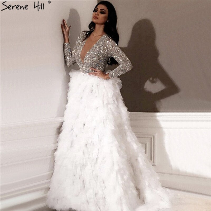 Dubai Weiß Lange Ärmel Luxus Abendkleider 2025 V-ausschnitt Sexy Pailletten Tiered Abendkleider LA6574