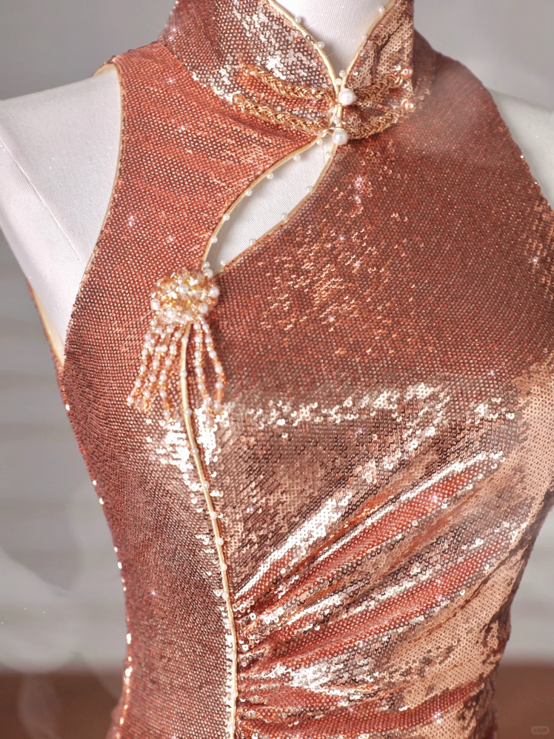 Vestido de fiesta largo estilo sirena con lentejuelas en oro rosa y espalda descubierta Y8635