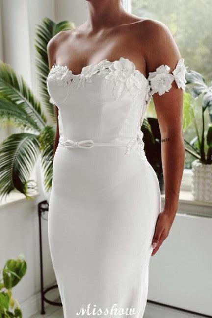 Elegante vestido de novia largo blanco de sirena con hombros descubiertos, encaje y cola