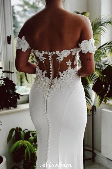 Elegante vestido de novia largo blanco de sirena con hombros descubiertos, encaje y cola