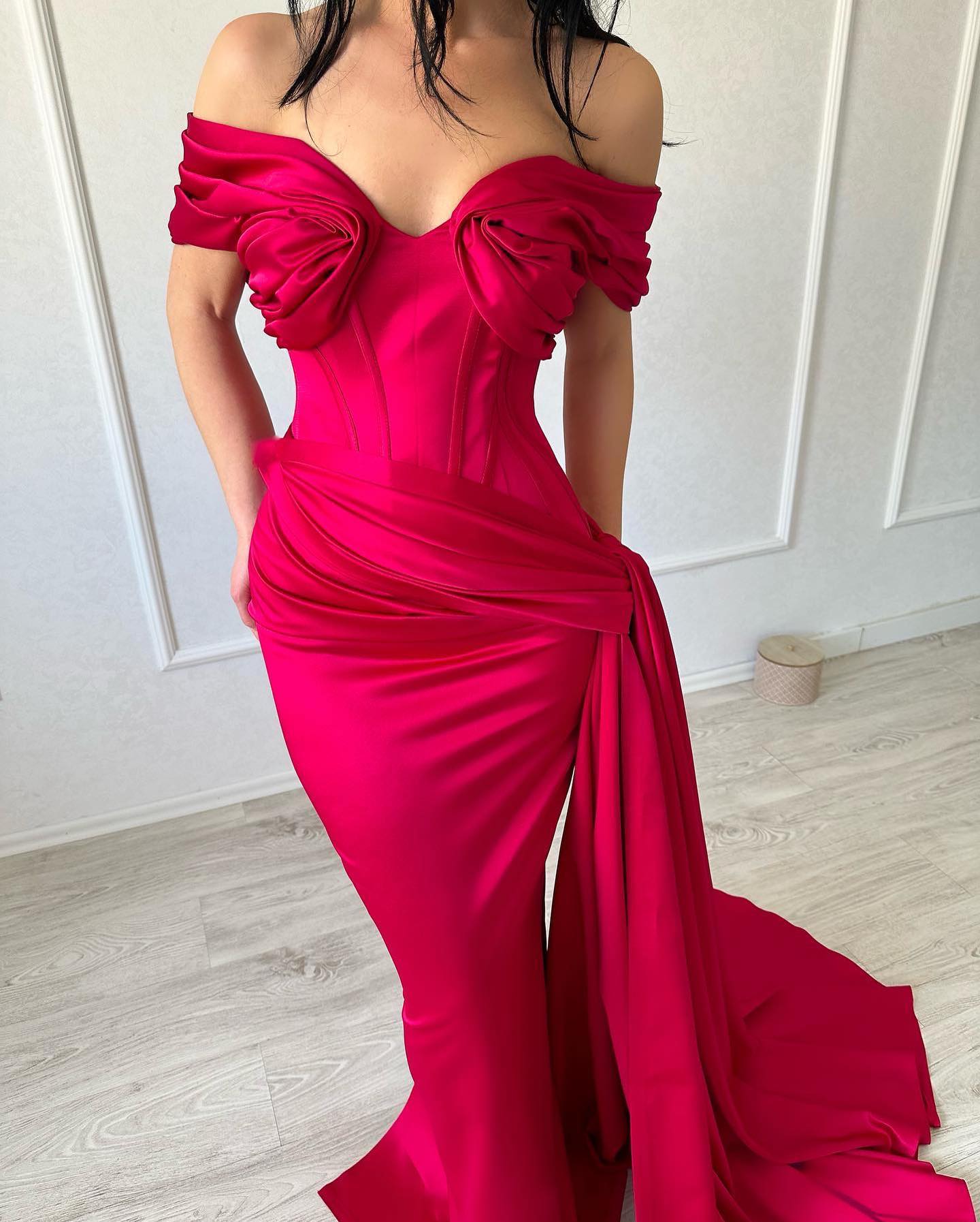 Elegante vestido de fiesta largo de sirena con hombros descubiertos, sin mangas y escote en V en satén fucsia