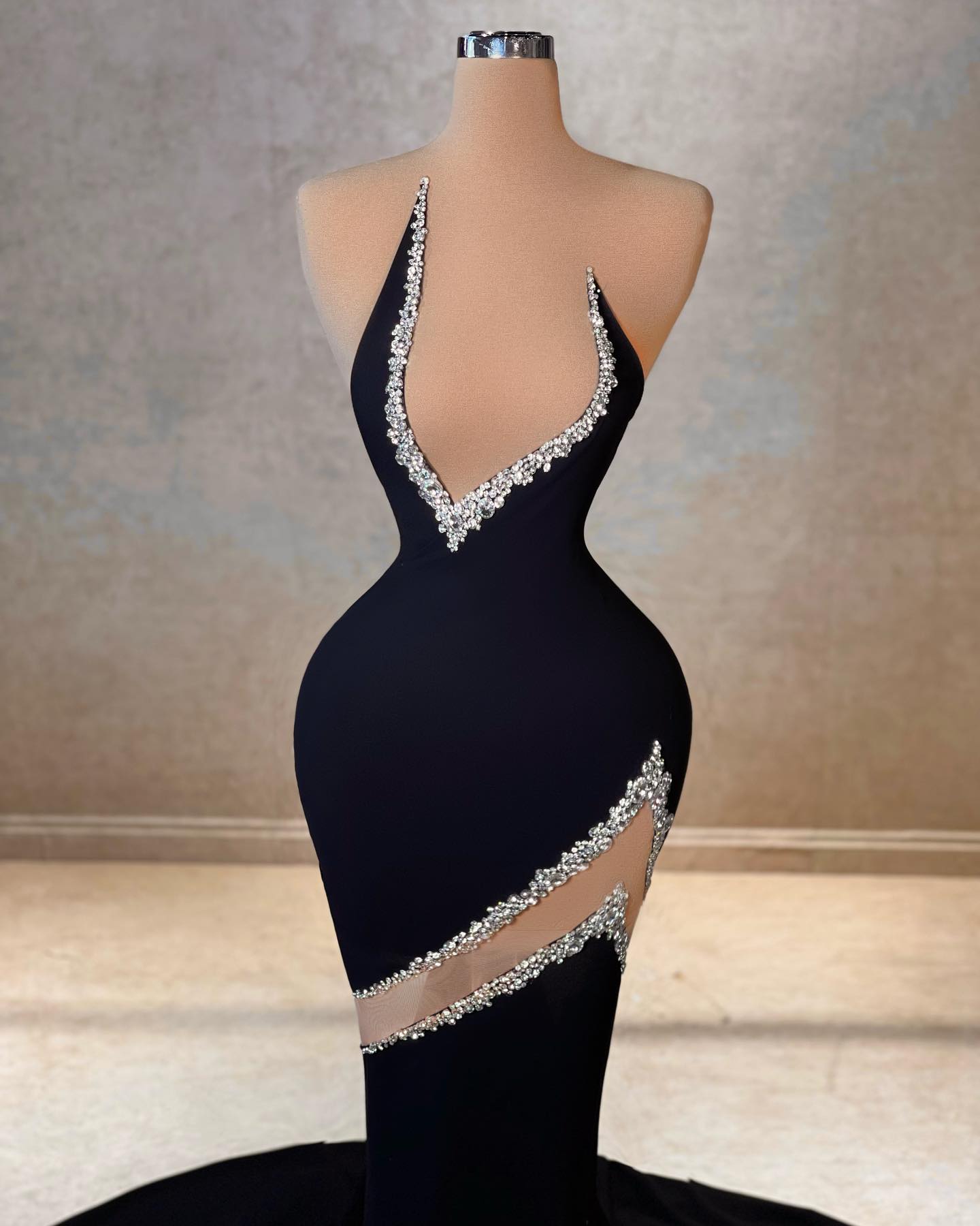 Elegante Meerjungfrau V-Ausschnitt Ärmellos Strass Satin Tüll Ballkleider